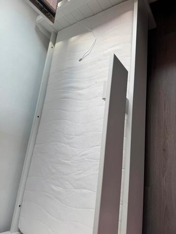 Kinder bedje met matras in goede staat !! beschikbaar voor biedingen