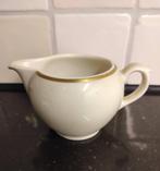 Petrus Regout Maastricht roomwit melkkannetje gouden randje, Ophalen of Verzenden