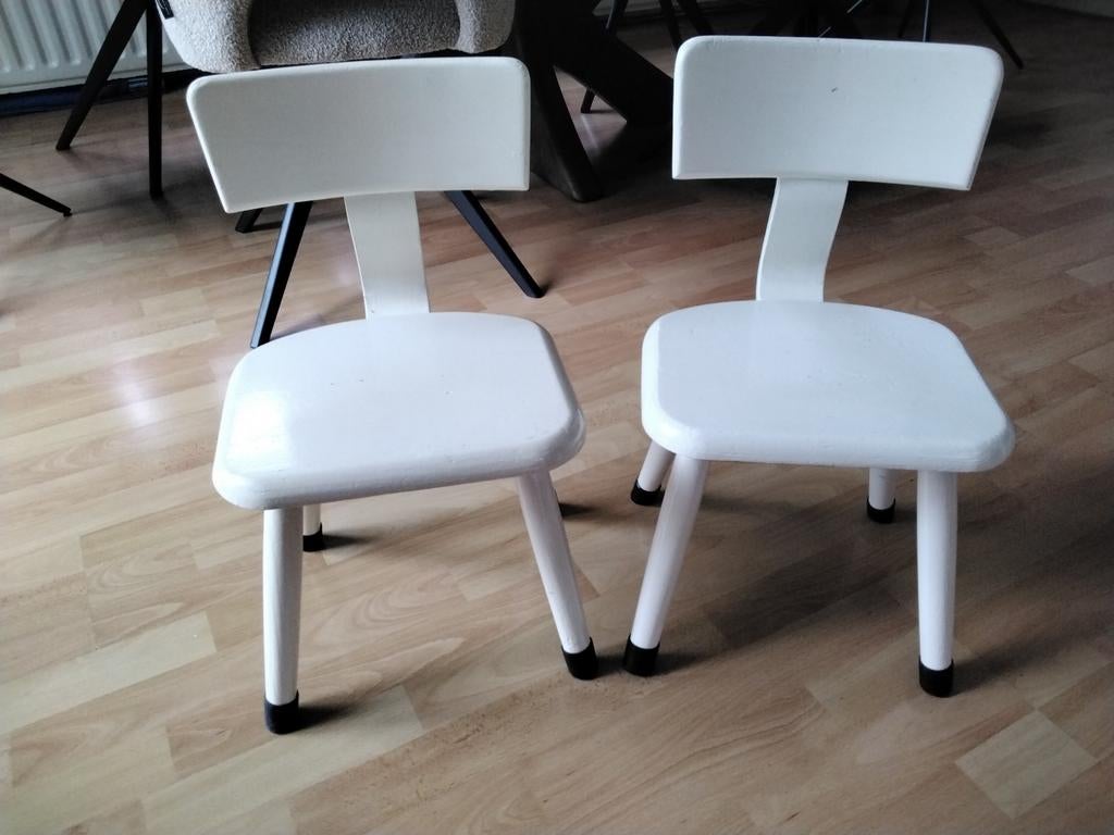 2 stevige houten schoolstoeltjes., Ophalen, Bruin, Eén