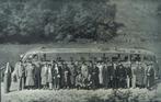 Fotokaart - Gezelschap voor een hele lange bus., Gebruikt, Verzenden, Foto, Voor 1940