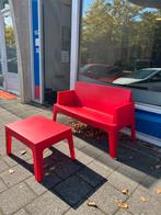 Rode Kunststof bank met koffietafel, Tuin en Terras, Ophalen, Zo goed als nieuw, Kunststof