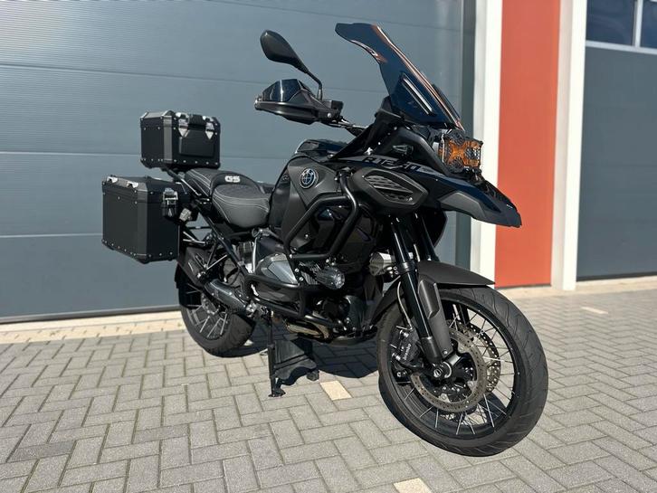BMW R 1250 GS ADVENTURE TRIPLE BLACK 2023 JEKILL & MR HYDE, Motoren, Motoren | BMW, Bedrijf, Toermotor, meer dan 35 kW, 2 cilinders