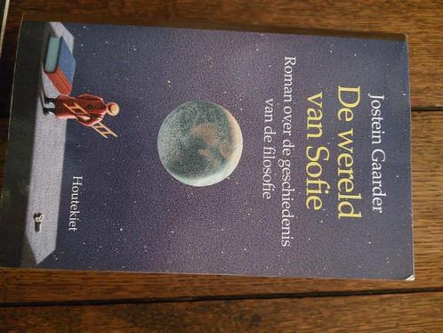 jostein Gaarder: DE WERELD VAN SOFIE+ door een spiegel,, Boeken, Filosofie, Gelezen, Algemeen, Ophalen of Verzenden