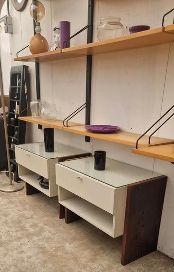 Twee vintage nachtkastje met glazen plaat, 65cm beschikbaar voor biedingen