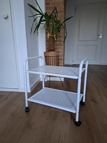 Witte metalen trolley nachtkastje wit op wieltjes 
