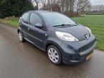 Peugeot 107 Automaat van 2010, Auto's, Stof, Zwart, 4 stoelen, 68 pk