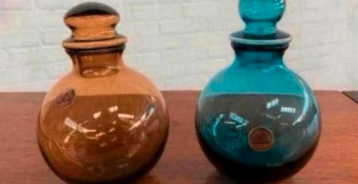 Twee kristallen karafjes met afsluitdop serie Vier Elementen, Antiek en Kunst, Antiek | Glas en Kristal, Ophalen of Verzenden