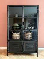 Zwarte metalen vitrinekast, Huis en Inrichting, Kasten | Vitrinekasten, Ophalen, 50 tot 100 cm, Zo goed als nieuw, Metaal