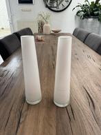 2 witte vaasjes, Minder dan 50 cm, Glas, Ophalen of Verzenden, Wit