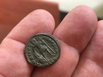 Romeinse munt VALENTIANUS met GEVANGENE Bodemvondst scherp. beschikbaar voor biedingen