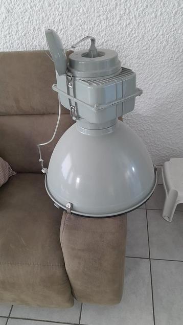 Industriele hanglamp groen z.g.a.n.  beschikbaar voor biedingen