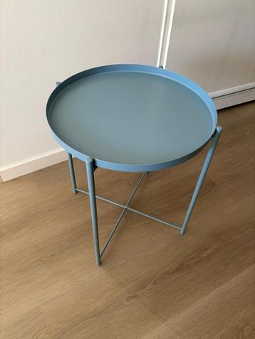 Blauw bijzettafeltje beschikbaar voor biedingen