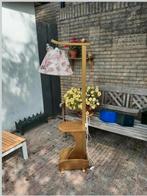 Antieke vintage houten staande schemerlamp met tafeltje, Ophalen