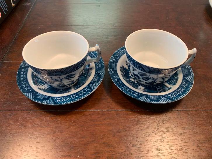 2 puntgave porseleinen Blue Willow theekop en schotels, Antiek en Kunst, Antiek | Servies los, Ophalen of Verzenden