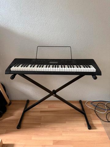 Casio CTK-3200 Keyboard met standaard beschikbaar voor biedingen