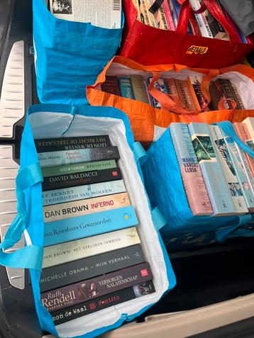 Doos of tas vol met boeken beschikbaar voor biedingen