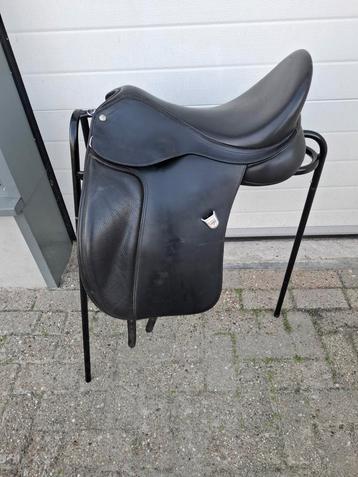 (Sale)!!!Bates dressage 17.5 dressuur beschikbaar voor biedingen