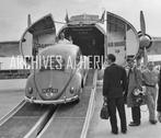 Volkswagen Beetle VW Bug VW Käfer airplane loading foto, Verzenden, Nieuw, Auto's