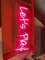 Roze neon tekst ‘Let’s play’, Huis en Inrichting, Lampen | Overige, Ophalen of Verzenden, Nieuw