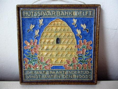 Nutsspaarbank  Delft Porceleyne fles tegel, Antiek en Kunst, Antiek | Wandborden en Tegels, Ophalen of Verzenden