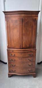 Mahoniehouten kast, Ophalen