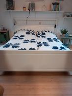 Hemmes bed-ombouw. En twee electr.lattenbodems., Huis en Inrichting, Ophalen, Wit, Tweepersoons, Zo goed als nieuw