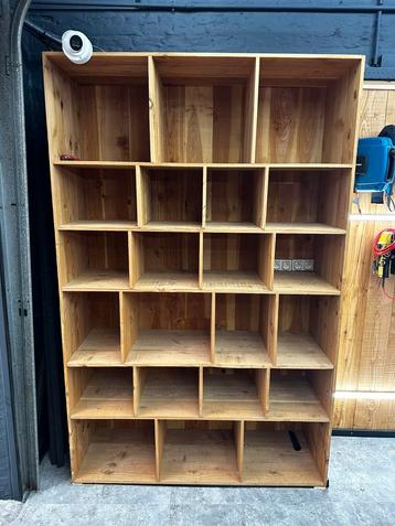 Houten wandkast beschikbaar voor biedingen