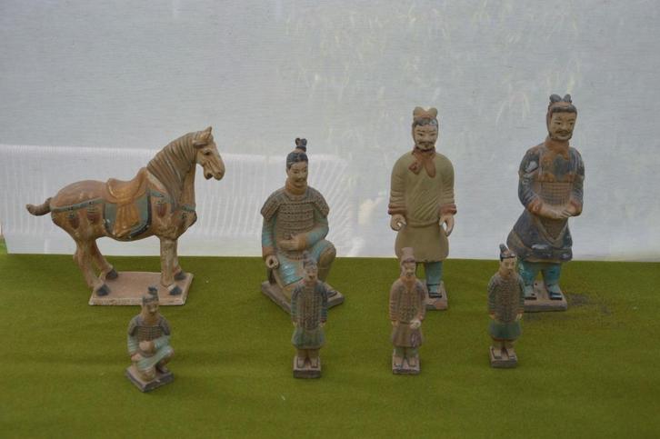 Antieke terracotta leger uit China 8 delig paard met figuren, Antiek en Kunst, Curiosa en Brocante, Ophalen of Verzenden