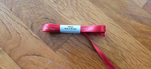 4 meter rood lint met opdruk in wit, Hobby en Vrije tijd, Kaarten | Zelf maken, Nieuw, Overige typen, Overige thema's, Ophalen of Verzenden