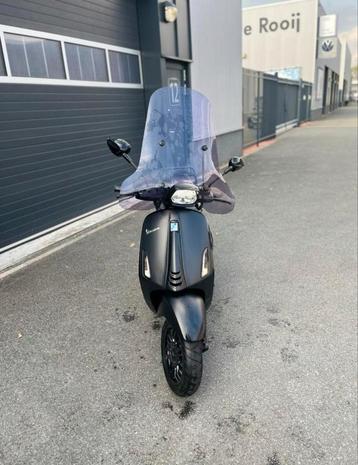 Vespa Sprint Notte “19 Lage Km Stand Snor beschikbaar voor biedingen