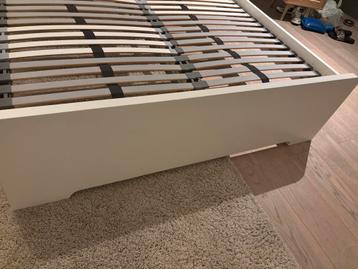 Ikea Malm: Wit bedframe met lattenbodem - Twijfelaar 140x200 - afbeelding 3