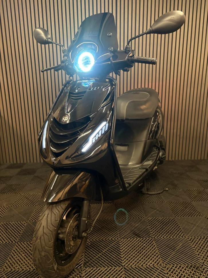 PIAGGIO ZIP 4T 2V BROM 2017 FULL OPTION GLANS ZWART, Fietsen en Brommers, Scooters | Piaggio, Zo goed als nieuw, Zip, Maximaal 45 km/u
