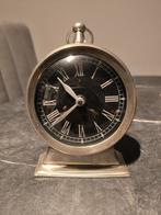 Zilverkleurige metalen tafelklok met Romeinse cijfers, Ophalen of Verzenden