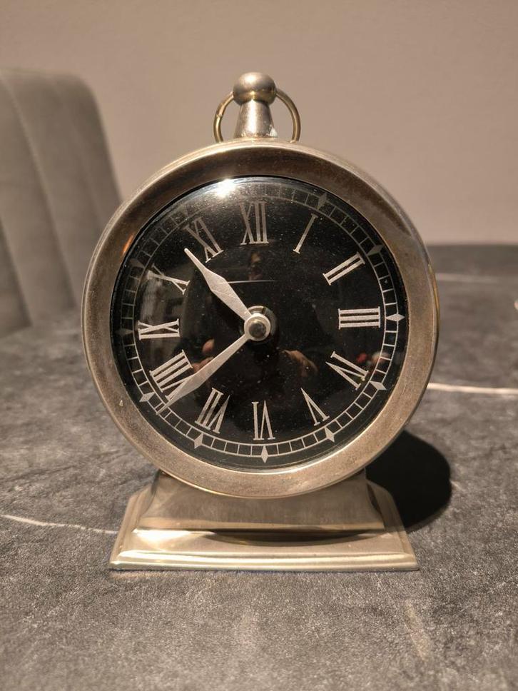 Zilverkleurige metalen tafelklok met Romeinse cijfers, Antiek en Kunst, Antiek | Klokken, Ophalen of Verzenden