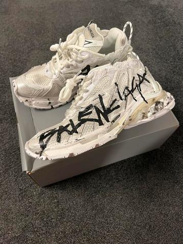 Balenciqga runner grafitti beschikbaar voor biedingen