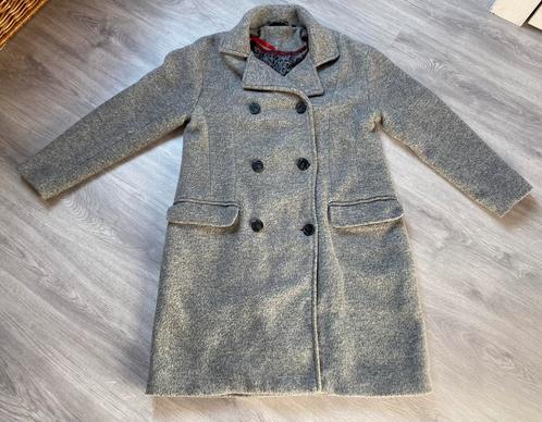 Fijne grijze jas met knopen., Kleding | Dames, Jassen | Winter, Zo goed als nieuw, Maat 42/44 (L), Grijs, Ophalen of Verzenden