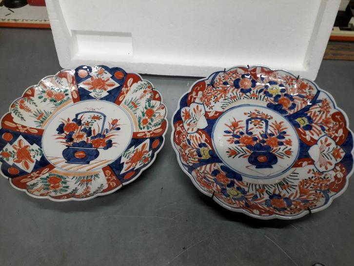 2 ANTIEKE VERSCHILLENDE GROTE JAPANSE IMARI SCHOTELS, Antiek en Kunst, Antiek | Wandborden en Tegels, Ophalen of Verzenden