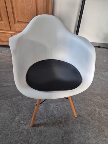 Eames Replica Kuipstoel 6 stuks met Kussen beschikbaar voor biedingen