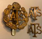 Britse ATS cap badge met 2 collar badges, Verzamelen, Ophalen of Verzenden, Landmacht, Engeland, Embleem of Badge