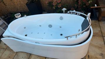 Jacuzzi bubbelbad met entertainment beschikbaar voor biedingen
