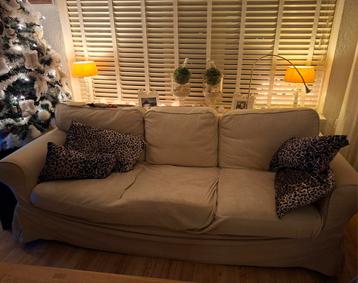 Ikea ektorp twee en driezitsbank met zandkleurige hoes. - afbeelding 4