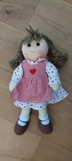Leuke pop met rood-wit geruite jurk, Kinderen en Baby's, Speelgoed | Poppen, Ophalen, Gebruikt, Overige typen