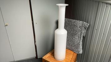 80 cm hoge witte vaas melkglas beschikbaar voor biedingen