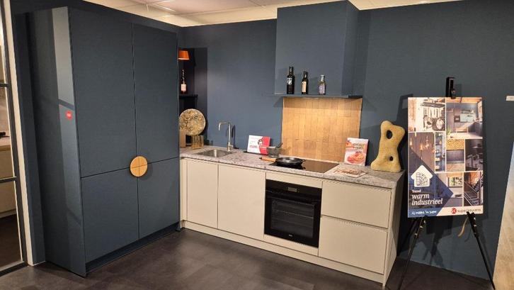 Showroomkeuken Mira/Savino - Cruquius, Huis en Inrichting, Keuken | Complete keukens, Zo goed als nieuw, Hoekkeuken, Blauw, Kunststof