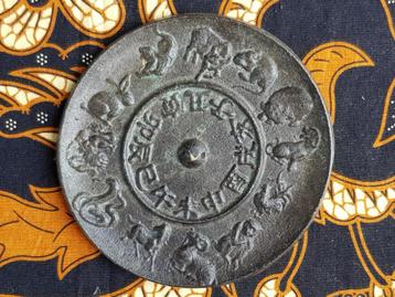 Antieke bronzen sjamaanspiegel met de dierenriem 12,2 cm. beschikbaar voor biedingen