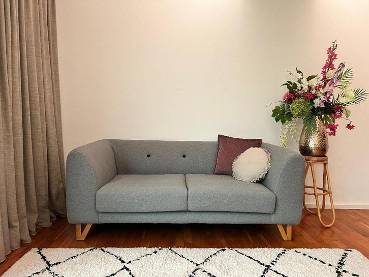 Tweepersoonsbank van Made com | Grijs in mooie staat, Huis en Inrichting, Banken | Bankstellen, Zo goed als nieuw, Rechte bank