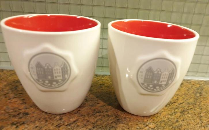 Set: 2 Koffiemokken van de Postcodeloterij - Grachtenpandjes, Huis en Inrichting, Keuken | Servies, Zo goed als nieuw, Kop(pen) en/of Schotel(s)