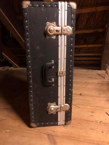 Koffers brocante curiosa beschikbaar voor biedingen
