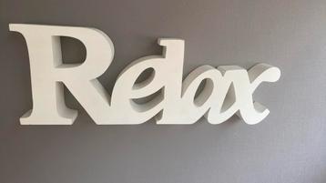 Riverdale RELAX houten woord in wit beschikbaar voor biedingen
