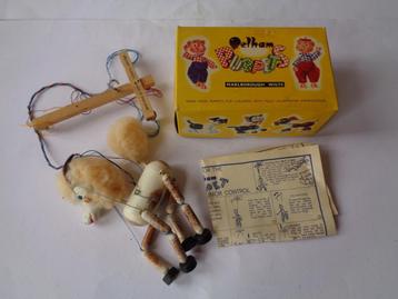 Oude Pelham Puppets Poodle met Doos, Engeland, jaren 60/70s beschikbaar voor biedingen